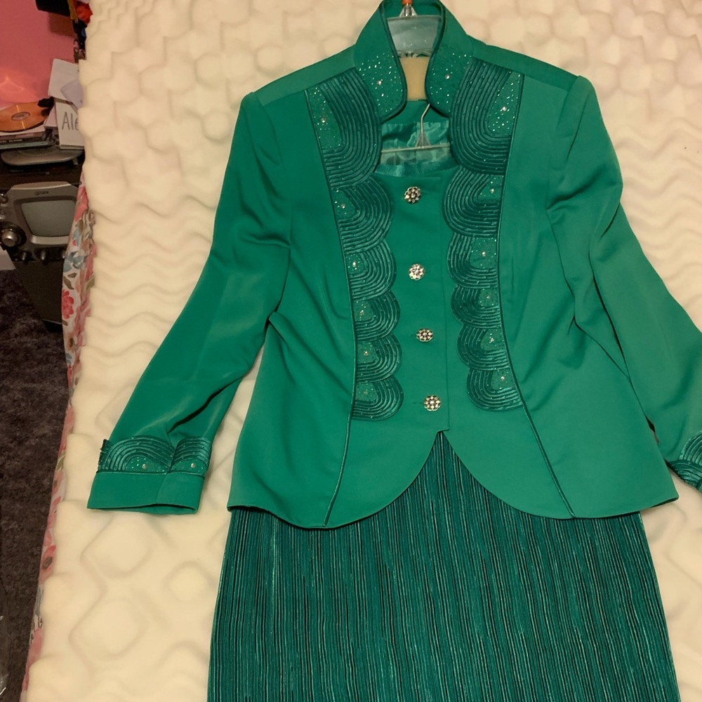2pc Kelly Green skirt suit by Lisa Renee